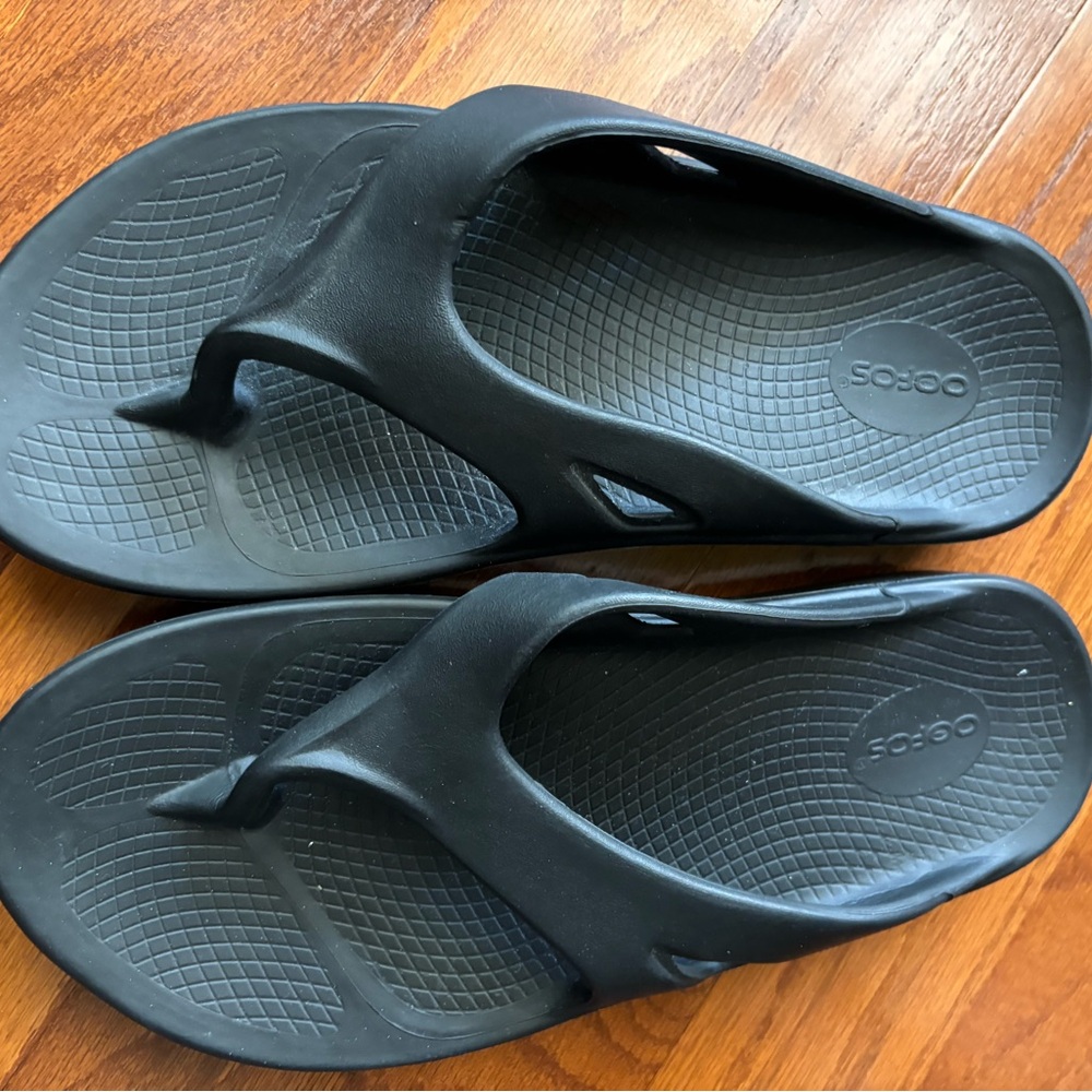 OOFOS OOriginal Sandals Men 10 Women 12 Black Slip On Thong Comfort Recovery